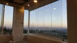 סגירת מרפסת מזכוכית